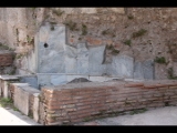 02960 ostia - regio v - insula v - terme dell'invidioso (v,v,2) - raum d - frigidarium - wasserbecken re.jpg